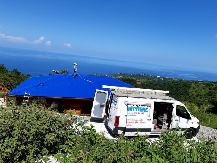 Protégez votre maison contre l’intrusion des animaux en faisant installer un closoir par Tropic Gouttière en Martinique.