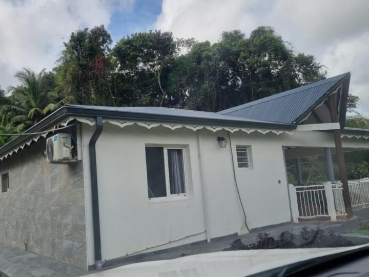 Conception et installation de gouttière en alu Martinique