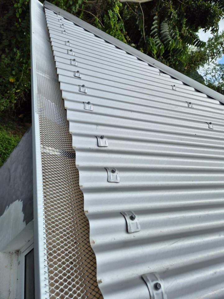 Que ce soit pour des gouttières existantes ou des gouttières neuves, Tropic Gouttière assure la pose de votre grille anti-feuilles.