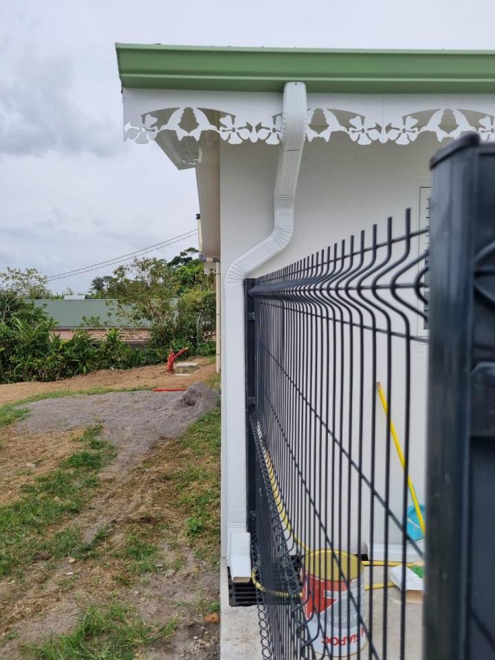 Finalisez la décoration de votre toiture. Laissez Tropic Gouttière assurer la pose de vos lambrequins.