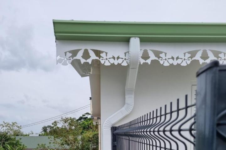 Finalisez la décoration de votre toiture. Laissez Tropic Gouttière assurer la pose de vos lambrequins.