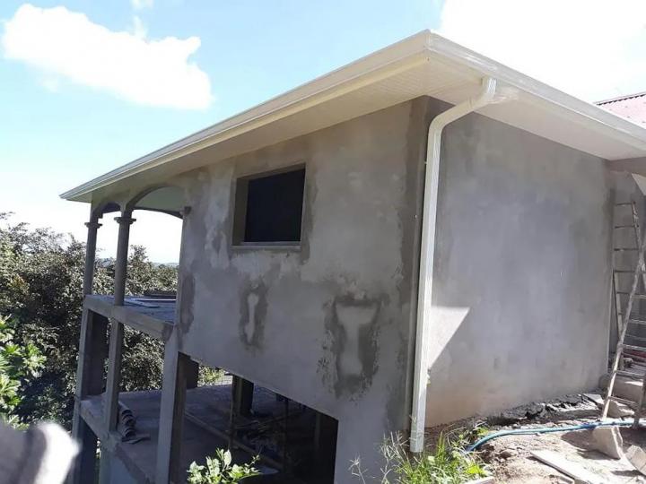 Fabrication et pose de gouttière en alu Martinique