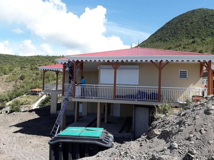 Fabrication et pose de gouttière en alu Martinique