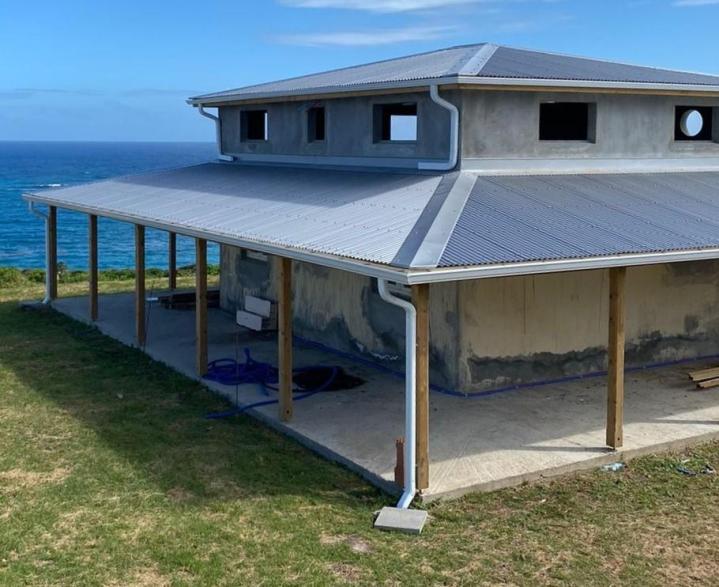 Une descente de gouttière en alu adaptée au style de votre toiture.